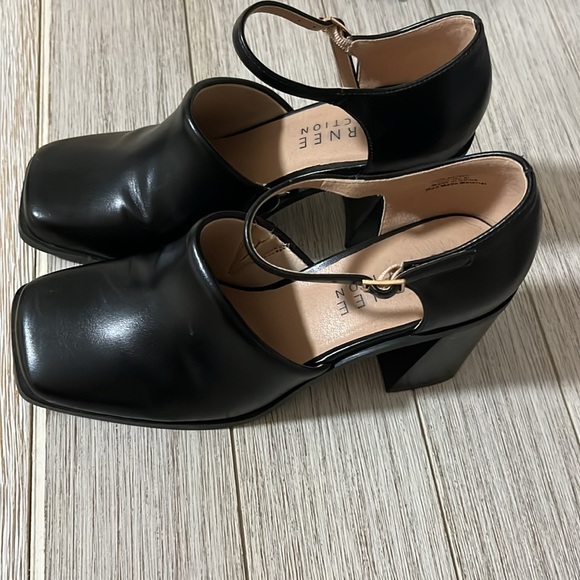 Journee Collection Bobby Pump black heel with strap WD 6 - Picture 2 of 6